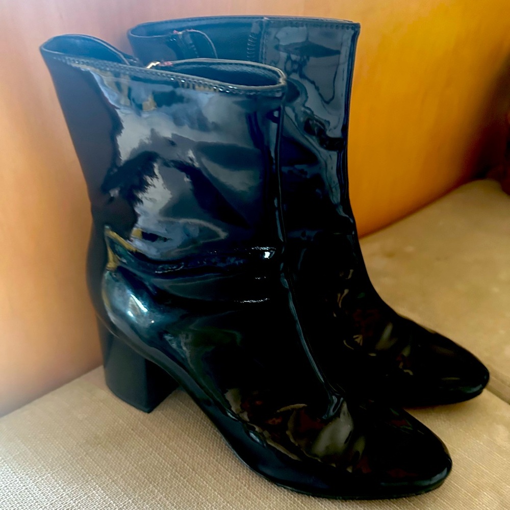 Women’s Urban Outfitters Black Patent leather ankle Boots 7 M. Like new.